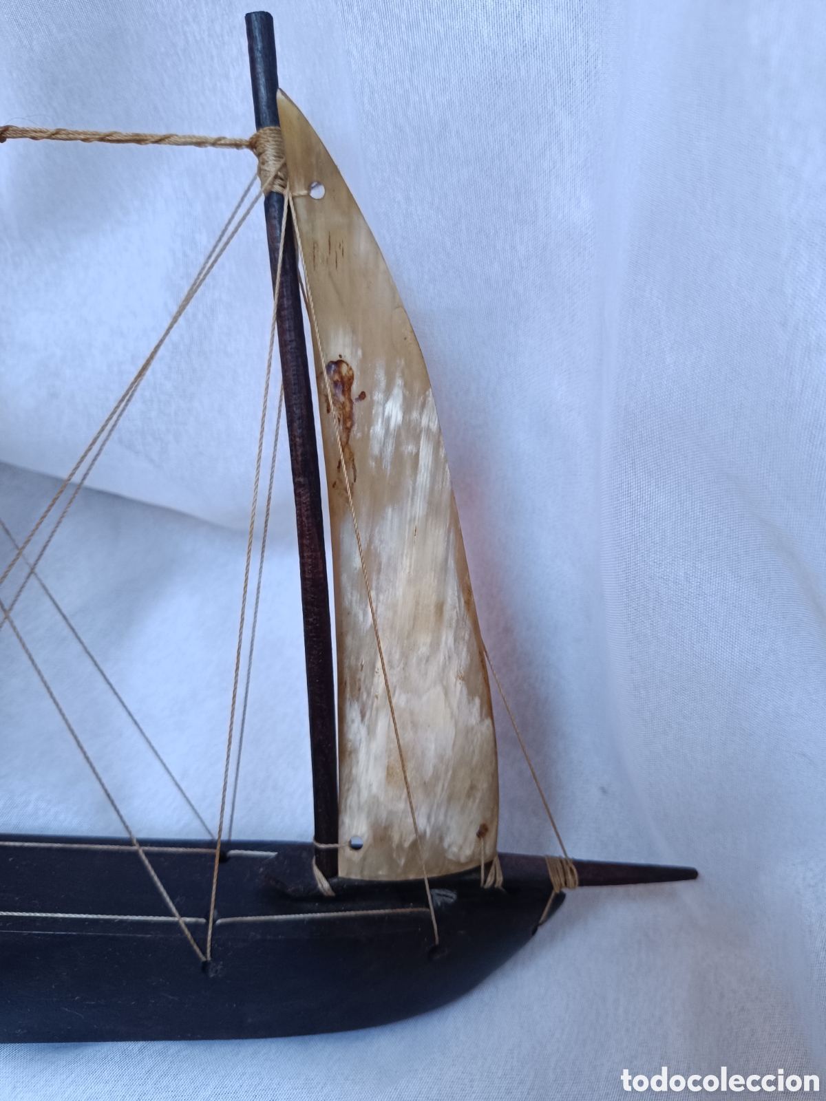 Antig&uuml;edades: Antiguo barco de madera de caoba y velas de asta - Foto 2
