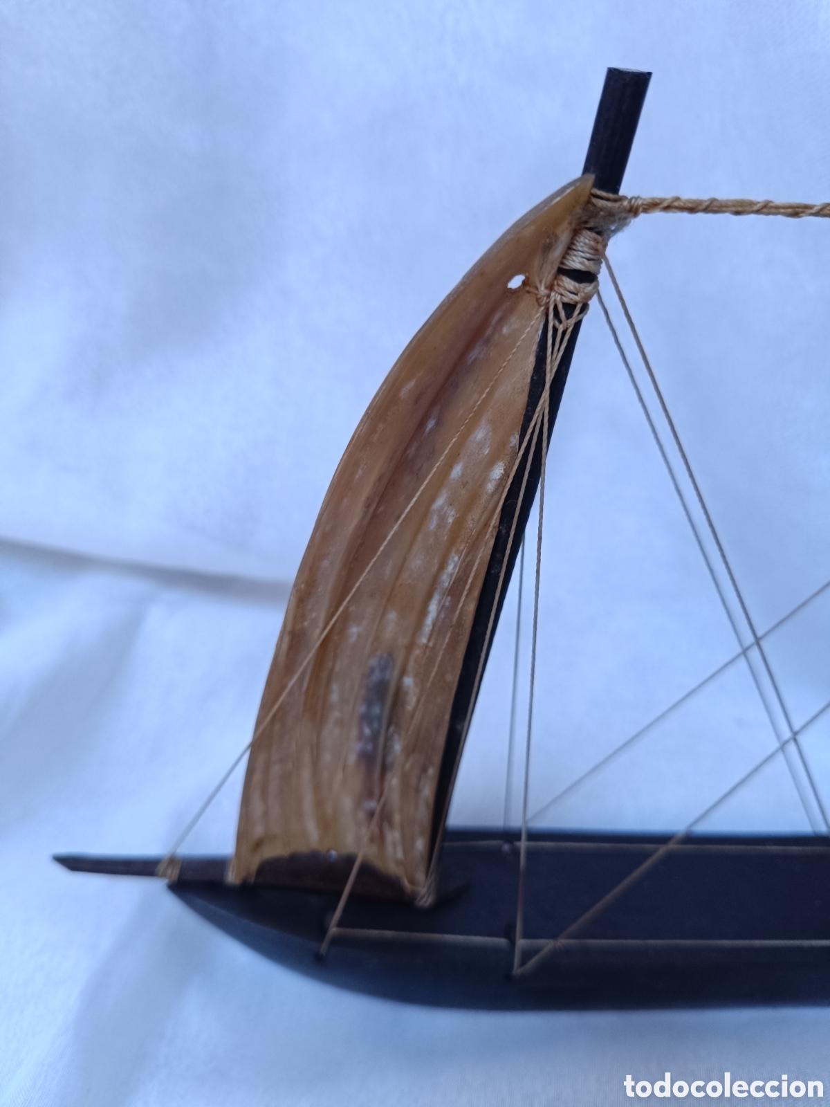 Antig&uuml;edades: Antiguo barco de madera de caoba y velas de asta - Foto 3