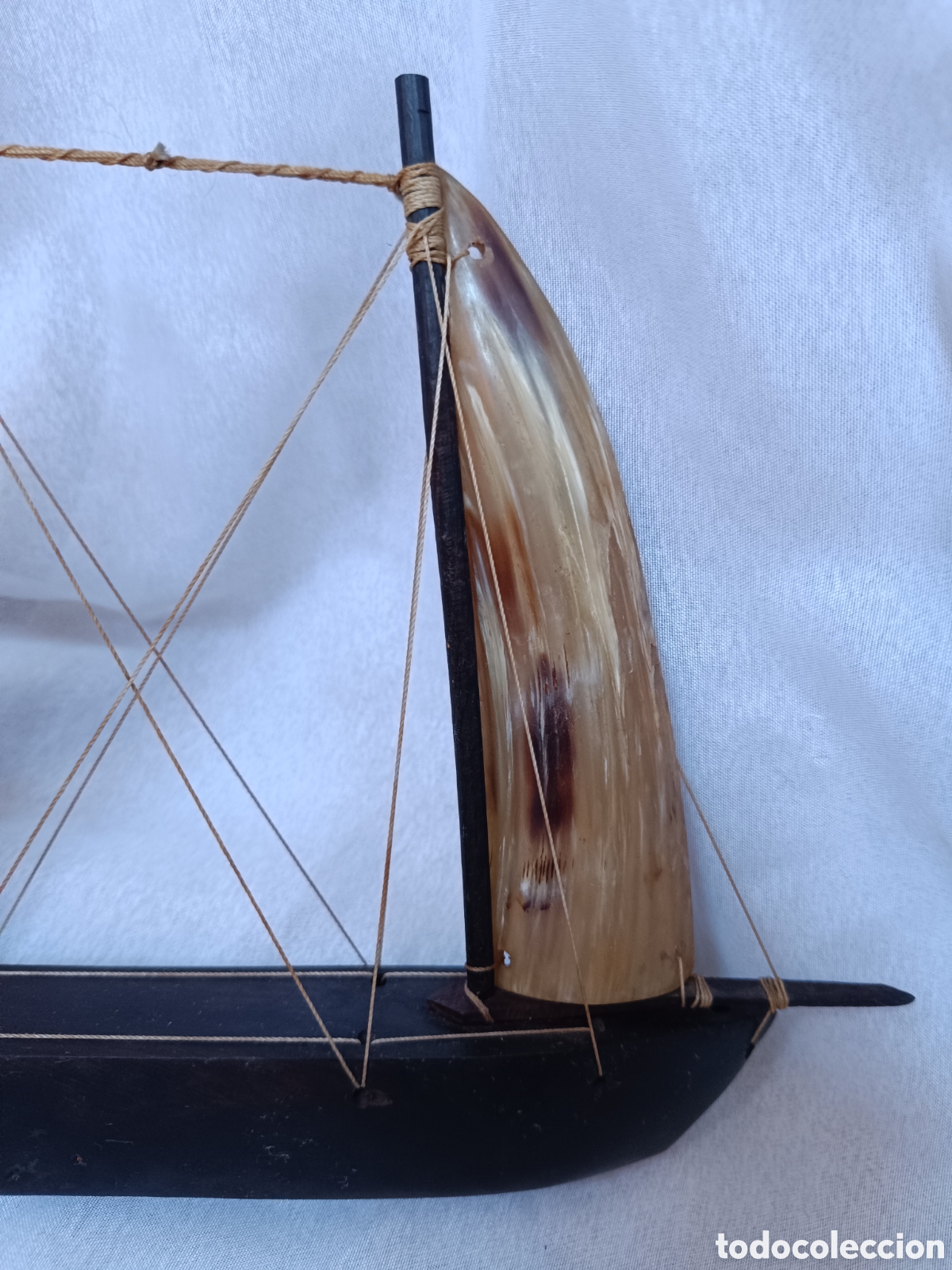Antig&uuml;edades: Antiguo barco de madera de caoba y velas de asta - Foto 6