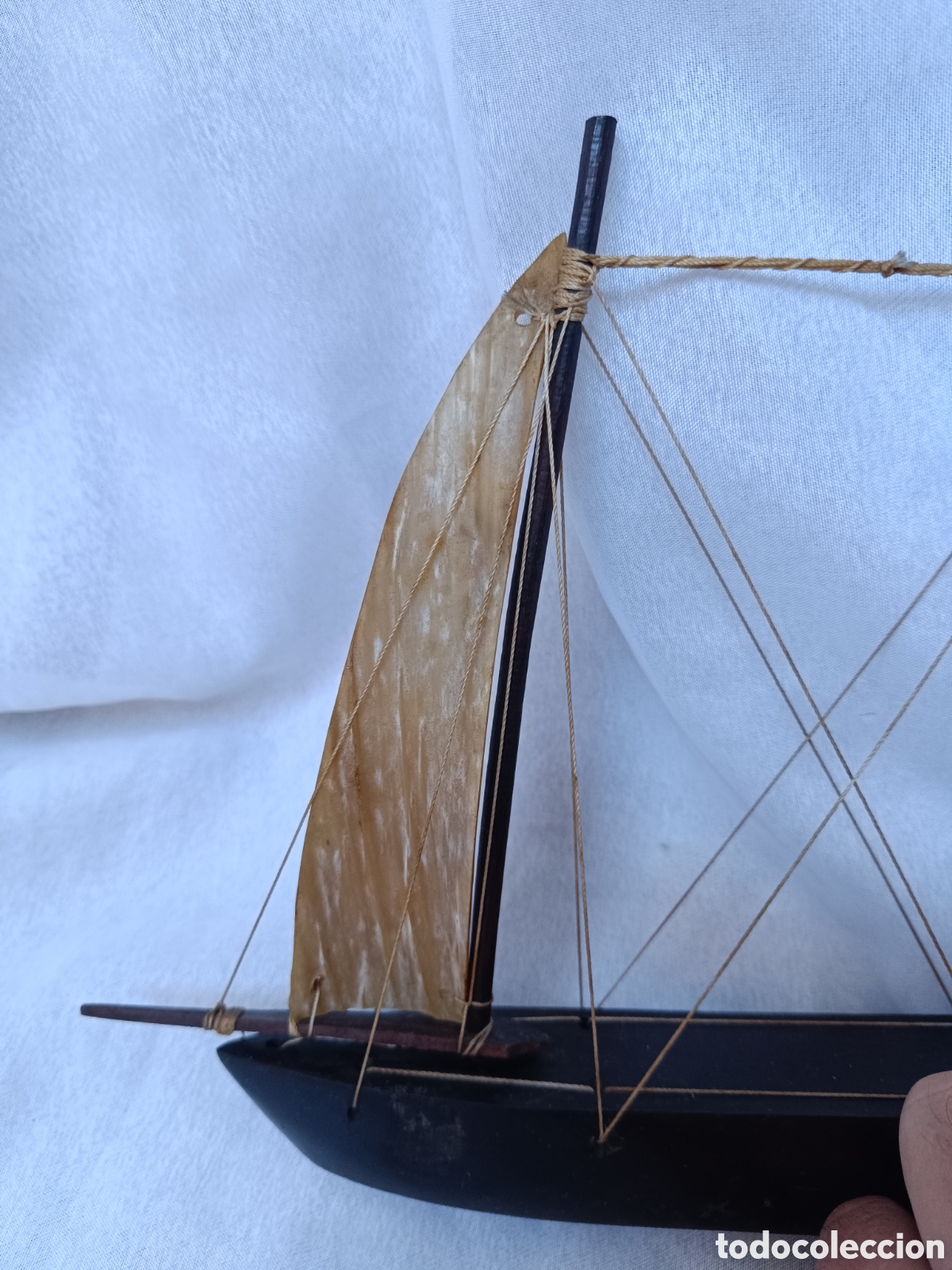 Antig&uuml;edades: Antiguo barco de madera de caoba y velas de asta - Foto 7