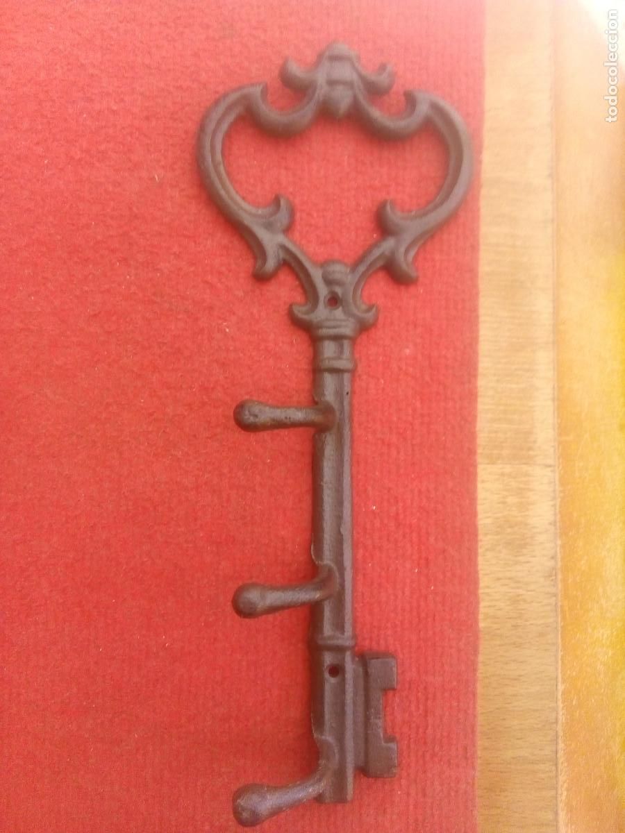 Antig&uuml;edades: LLAVE FORJA PERCHA GRANDE - Foto 2