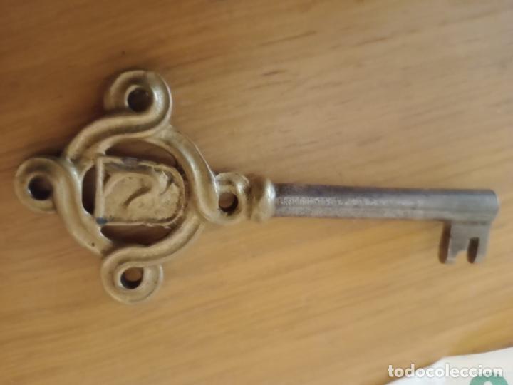 Antig&uuml;edades: Llave antigua labrada - Foto 2