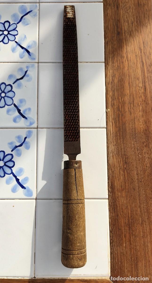 Antig&uuml;edades: GRAN LIMA ESCOFINA DE MEDIA CA&Ntilde;A CON MANGO DE MADERA - 40 CMS - Foto 2