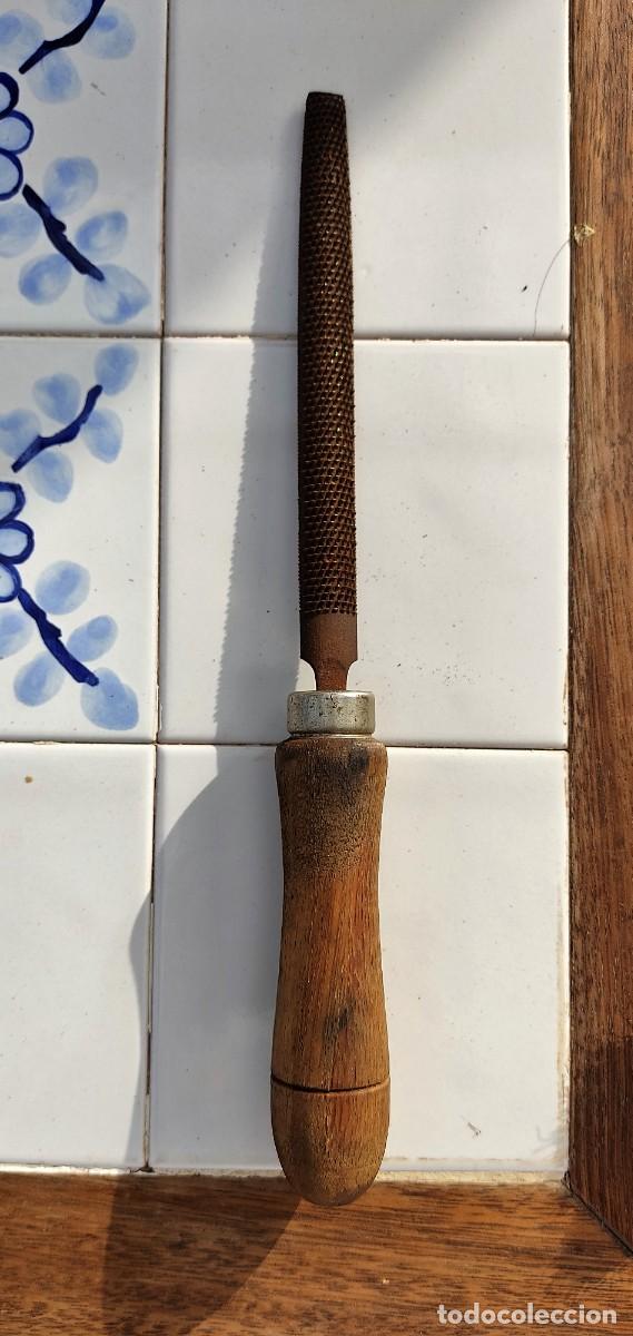 Antig&uuml;edades: LIMA ESCOFINA DE MEDIA CA&Ntilde;A CON MANGO DE MADERA - 28,50 CMS - Foto 1