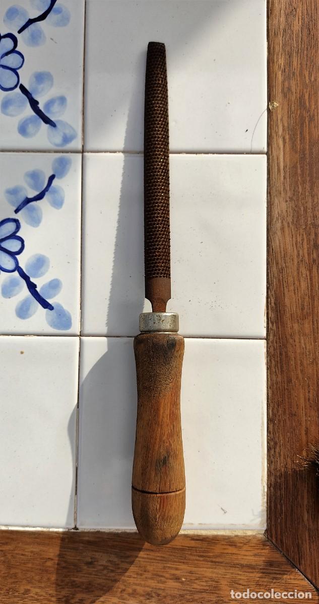 Antig&uuml;edades: LIMA ESCOFINA DE MEDIA CA&Ntilde;A CON MANGO DE MADERA - 28,50 CMS - Foto 2