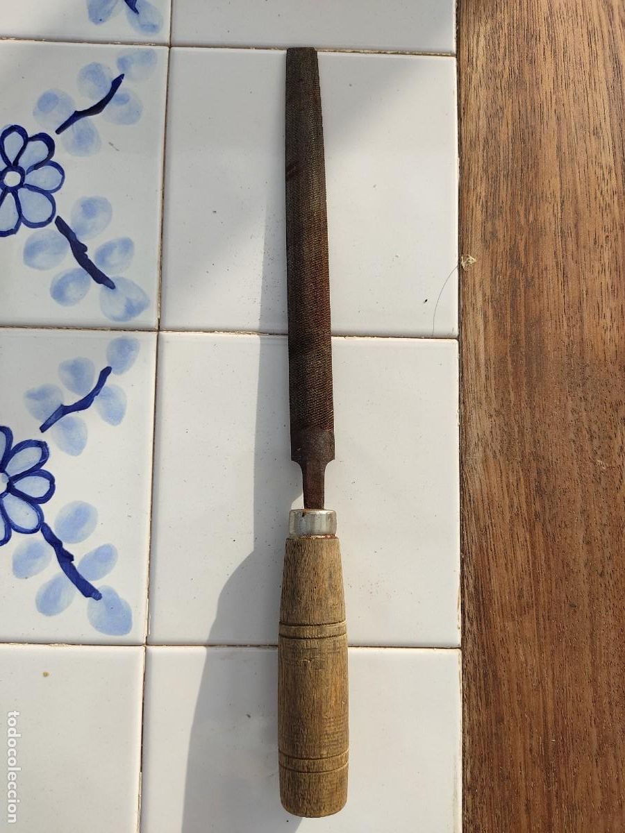 Antig&uuml;edades: ANTIGUA LIMA DE MEDIA CA&Ntilde;A CON MANGO DE MADERA - 26 CMS - Foto 1
