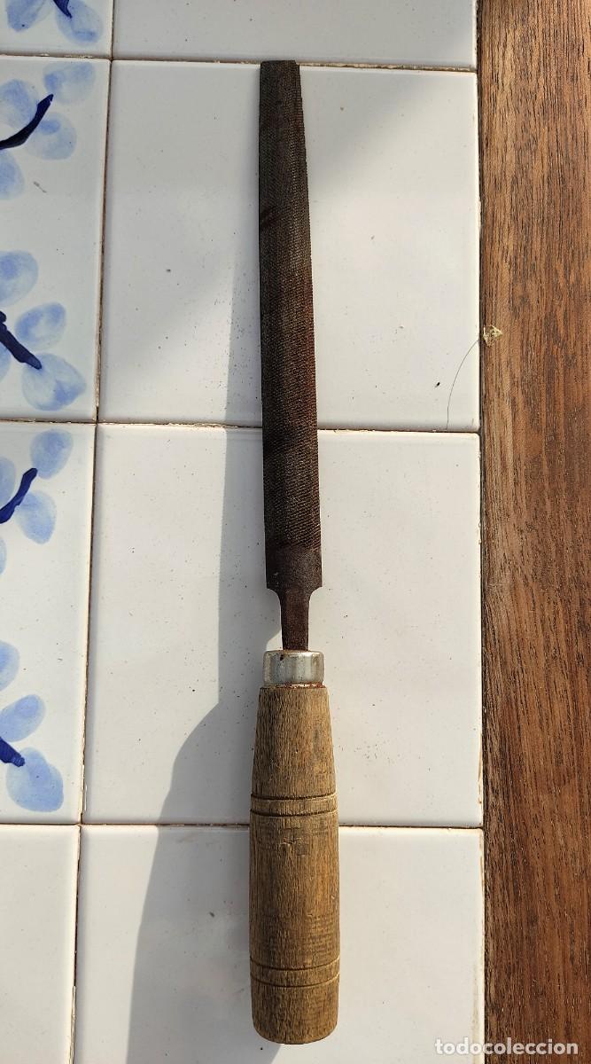 Antig&uuml;edades: ANTIGUA LIMA DE MEDIA CA&Ntilde;A CON MANGO DE MADERA - 26 CMS - Foto 2