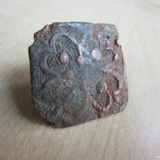 Antigüedades: CLAVO GRANDE ORNAMENTAL ANTIGUO DE BRONCE DECORADO MEDIEVAL MEDIDAS 2,5 CM