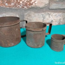 Antigüedades: LOTE DE MEDIDAS DE LÍQUIDOS TAZAS ANTIGUAS CON ASA DE HIERRO METAL DE DIFERENTES MEDIDAS