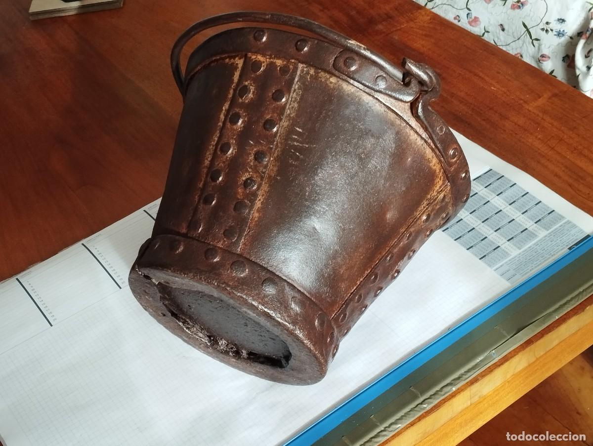 Antig&uuml;edades: Cubo de forja s. XVI de museo - Foto 3