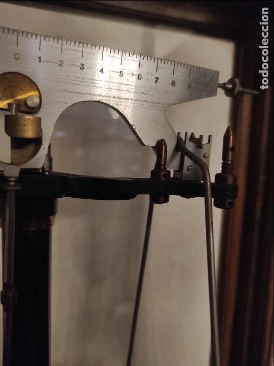 Antig&uuml;edades: Balanzas de precisi&oacute;n en urna de cristal.Pps S XX. - Foto 2