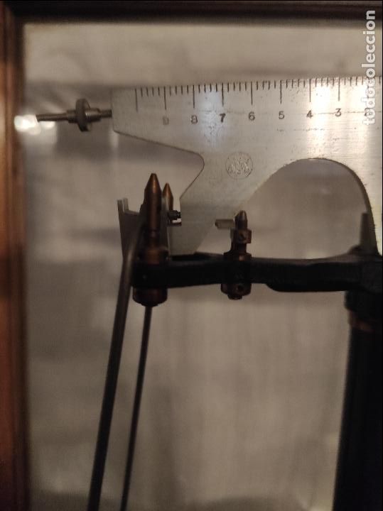 Antig&uuml;edades: Balanzas de precisi&oacute;n en urna de cristal.Pps S XX. - Foto 3