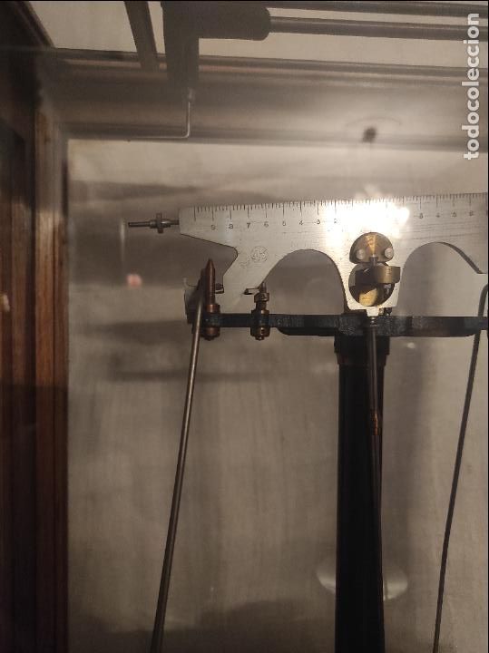 Antig&uuml;edades: Balanzas de precisi&oacute;n en urna de cristal.Pps S XX. - Foto 6