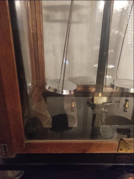 Antig&uuml;edades: Balanzas de precisi&oacute;n en urna de cristal.Pps S XX. - Foto 8