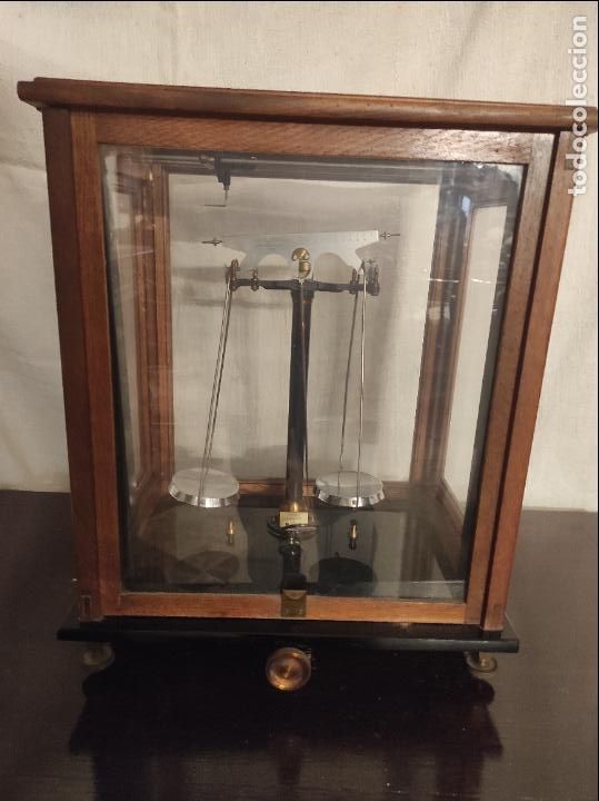 Antig&uuml;edades: Balanzas de precisi&oacute;n en urna de cristal.Pps S XX. - Foto 9