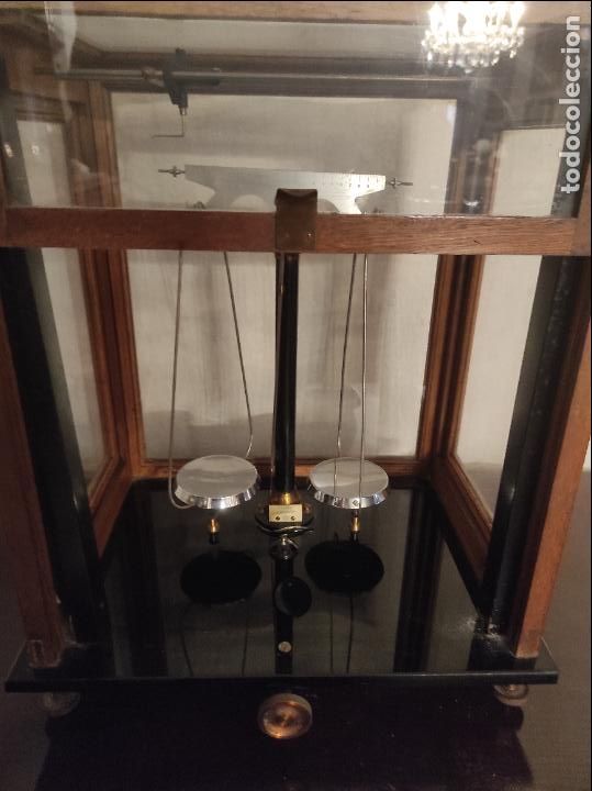 Antig&uuml;edades: Balanzas de precisi&oacute;n en urna de cristal.Pps S XX. - Foto 1