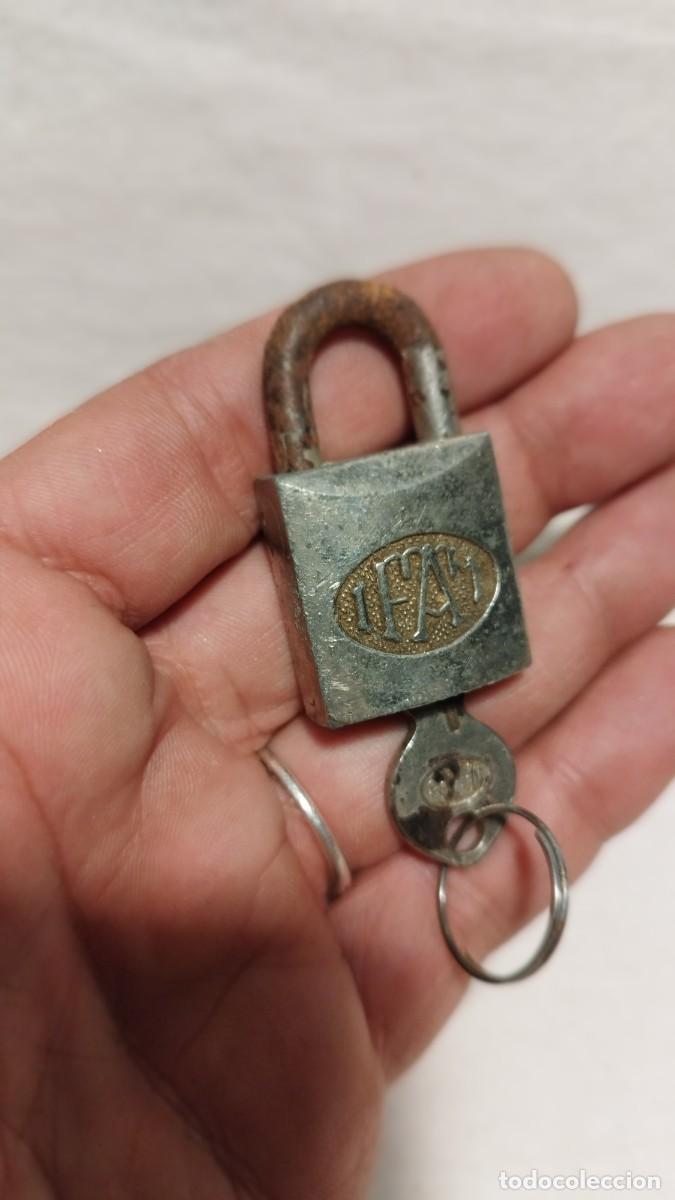 Antig&uuml;edades: Antiguo Candado Ifam con una llave - Foto 3