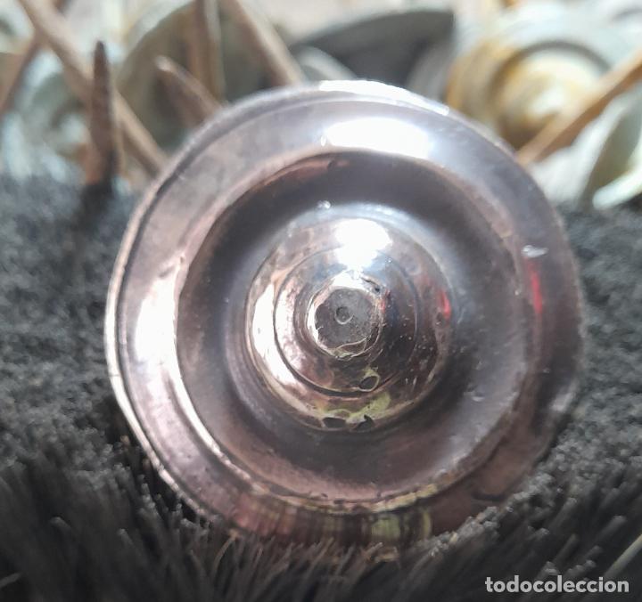 Antig&uuml;edades: 31 Clavos cabeza metal 31 - Foto 2