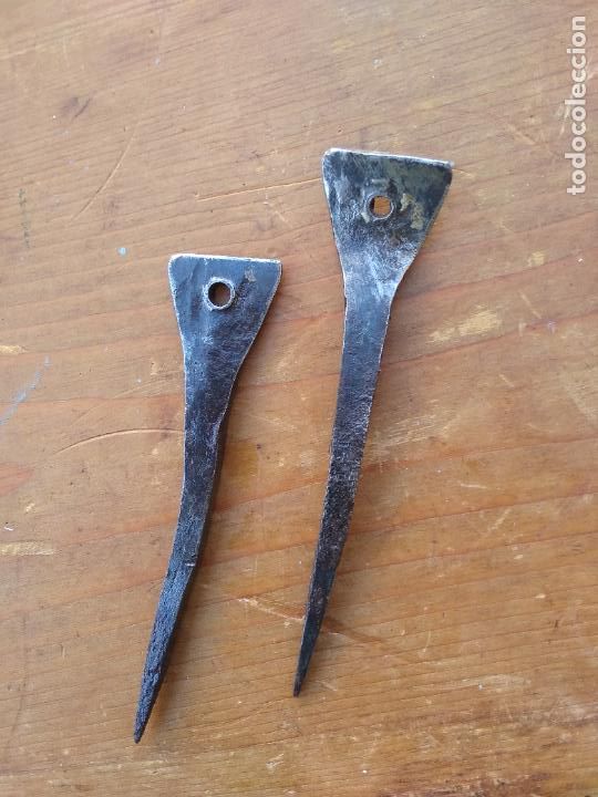 Antig&uuml;edades: Pareja de clavos de forja. Vitrina 16 - Foto 2