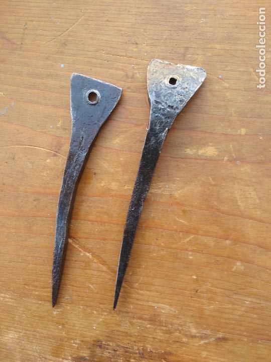 Antig&uuml;edades: Pareja de clavos de forja. Vitrina 16 - Foto 4