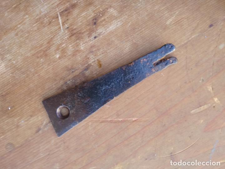 Antig&uuml;edades: Sencillo pestillo de forja. Vitrina 17 - Foto 2