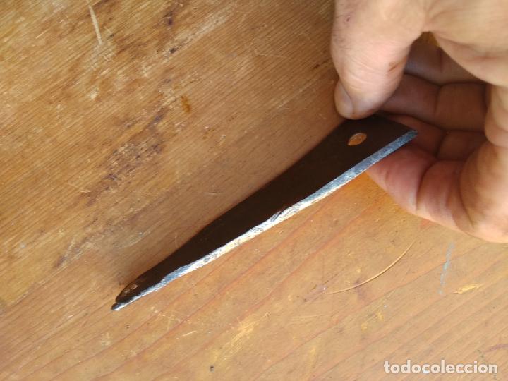 Antig&uuml;edades: Sencillo pestillo de forja. Vitrina 17 - Foto 3