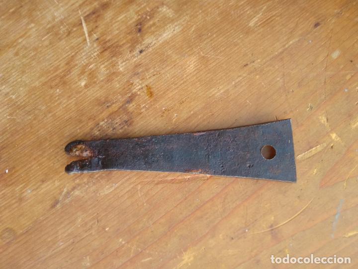 Antig&uuml;edades: Sencillo pestillo de forja. Vitrina 17 - Foto 1
