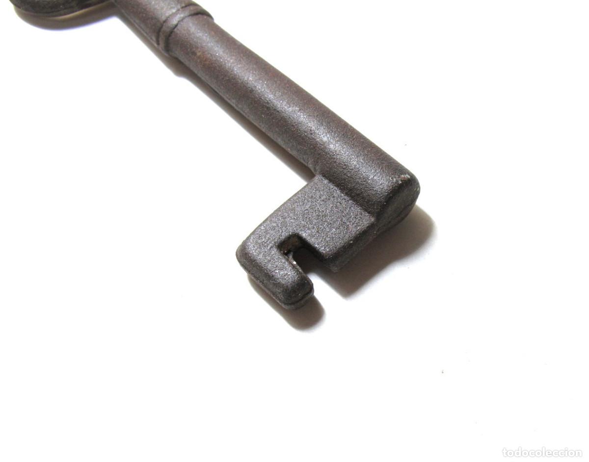 Antig&uuml;edades: Llave antigua de metal, largo 11.1 cm - Foto 5