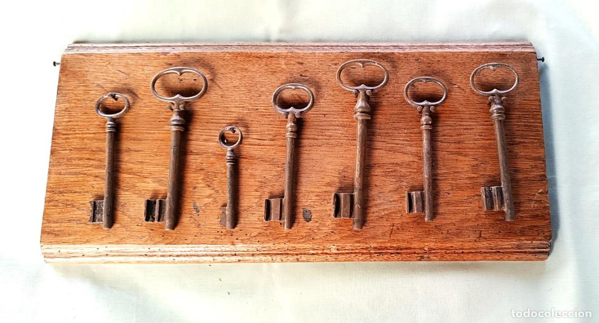 Antig&uuml;edades: LOTE, ANTIGUO PANEL DE MADERA CON 7 LLAVES DEL SIGLO XIX. - Foto 1