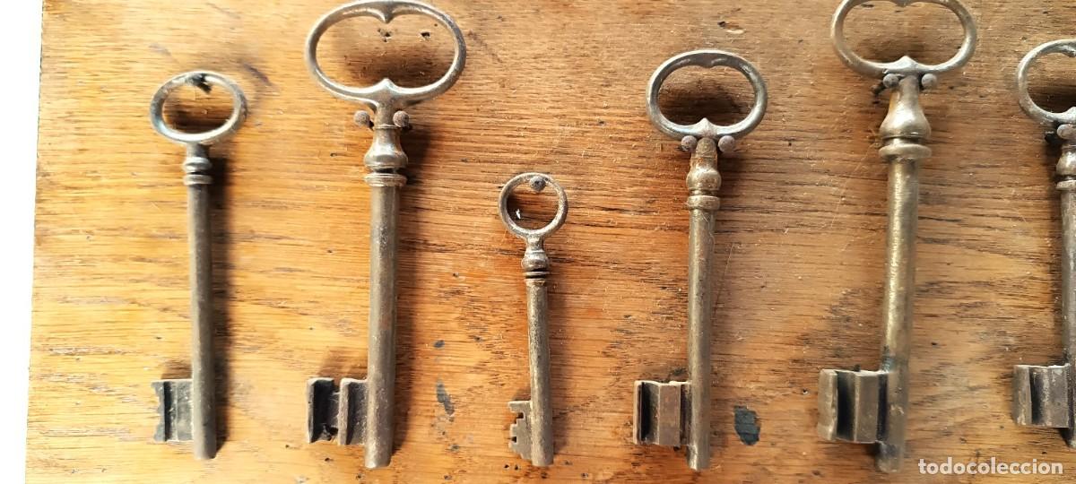Antig&uuml;edades: LOTE, ANTIGUO PANEL DE MADERA CON 7 LLAVES DEL SIGLO XIX. - Foto 2