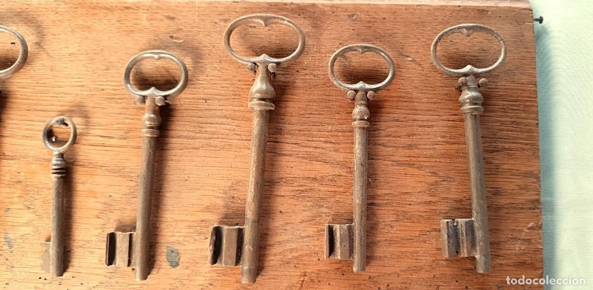 Antig&uuml;edades: LOTE, ANTIGUO PANEL DE MADERA CON 7 LLAVES DEL SIGLO XIX. - Foto 3