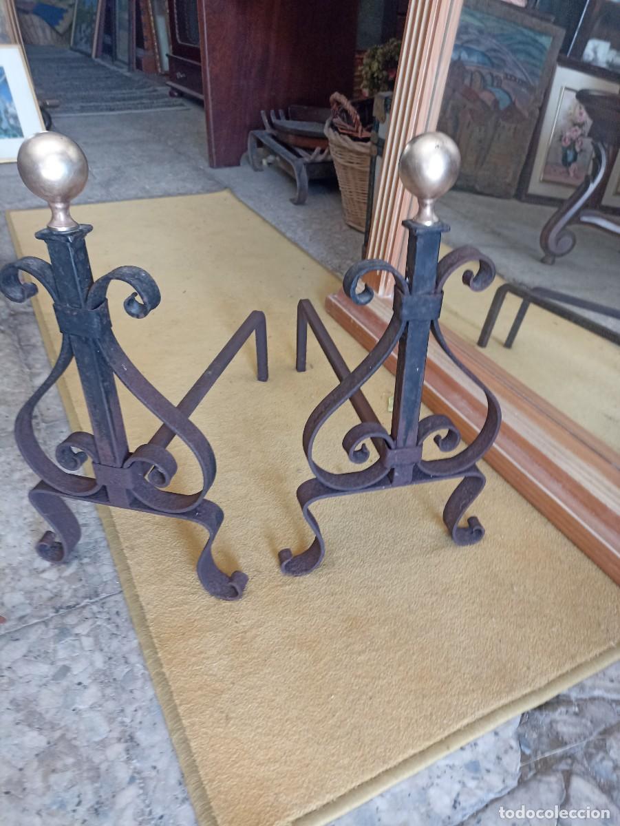 Antig&uuml;edades: Morillos de hierro y bola de lat&oacute;n. - Foto 1