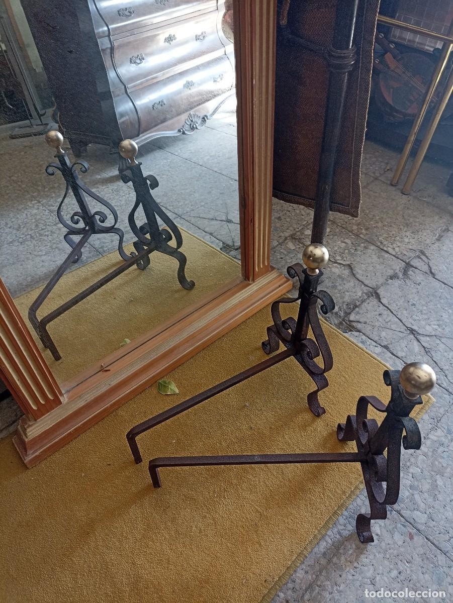 Antig&uuml;edades: Morillos de hierro y bola de lat&oacute;n. - Foto 2