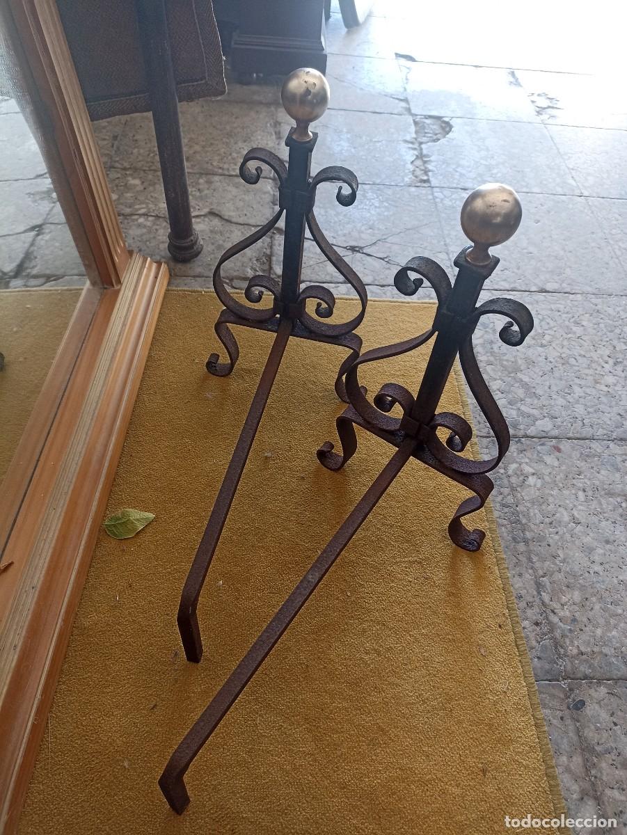 Antig&uuml;edades: Morillos de hierro y bola de lat&oacute;n. - Foto 3