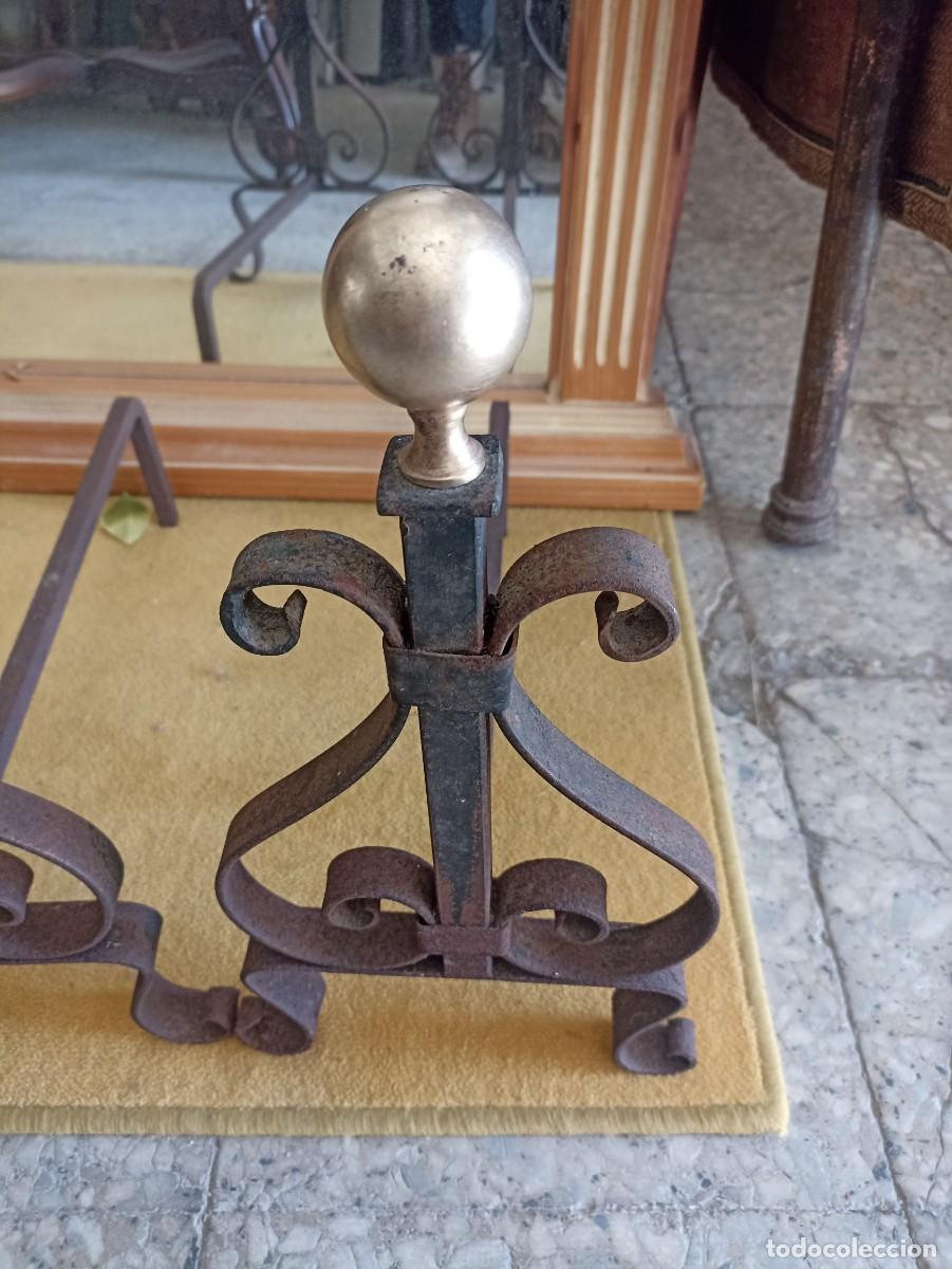 Antig&uuml;edades: Morillos de hierro y bola de lat&oacute;n. - Foto 4