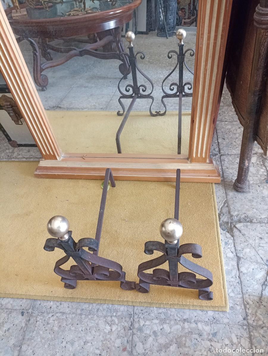 Antig&uuml;edades: Morillos de hierro y bola de lat&oacute;n. - Foto 6