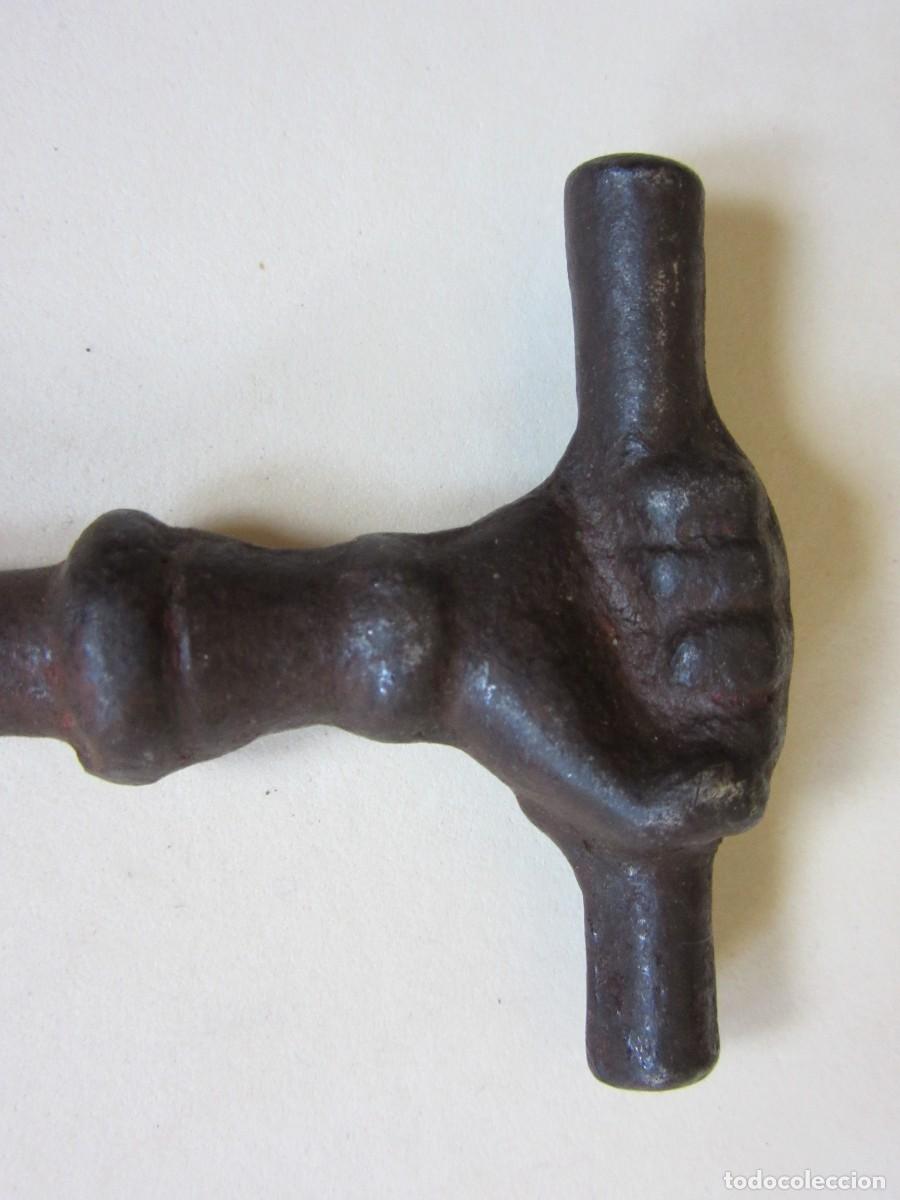 Antig&uuml;edades: TIRADOR EN FORMA DE MANO - Foto 4
