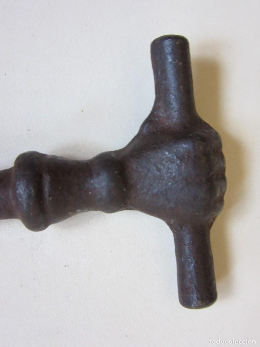 Antig&uuml;edades: TIRADOR EN FORMA DE MANO - Foto 6
