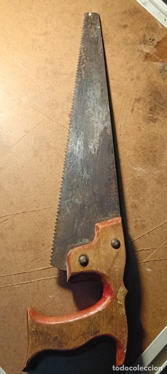 Antig&uuml;edades: Antiguo serrucho con mango de madera. 39 ctm - Foto 1