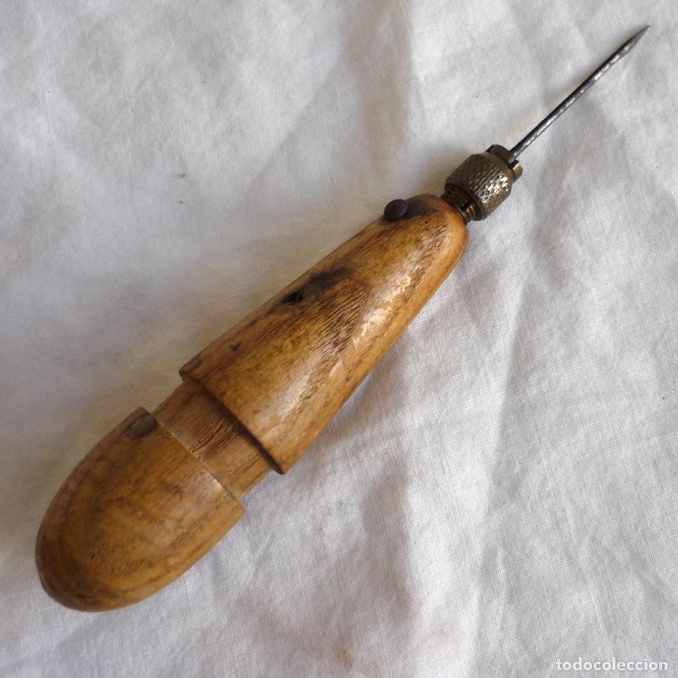 Antig&uuml;edades: Herramienta aguja con mandril mango de madera - Foto 1