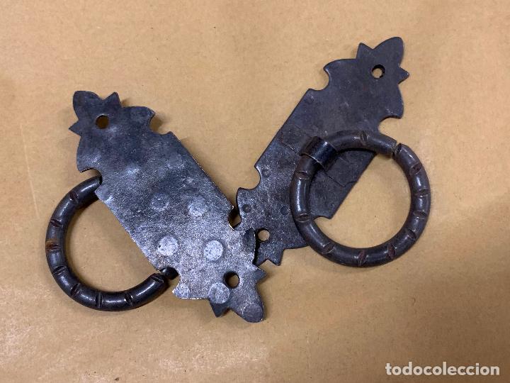 Antig&uuml;edades: Bonitos pomos o tiradores de forja. Vintage. Miden 7.7x2,5cms