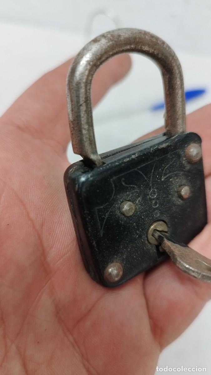 Antig&uuml;edades: Antiguo Candado con su llave, funciona - Foto 3