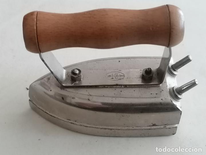 Antig&uuml;edades: PEQUE&Ntilde;A PLANCHA ELECTRICA - IZ - Foto 2