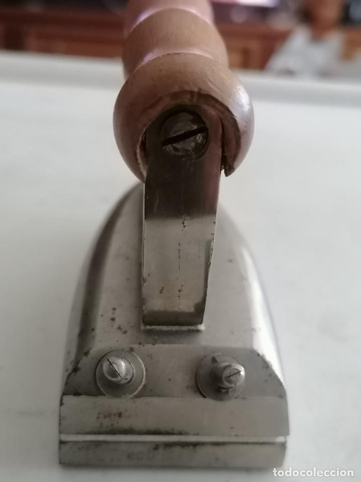 Antig&uuml;edades: PEQUE&Ntilde;A PLANCHA ELECTRICA - IZ - Foto 3