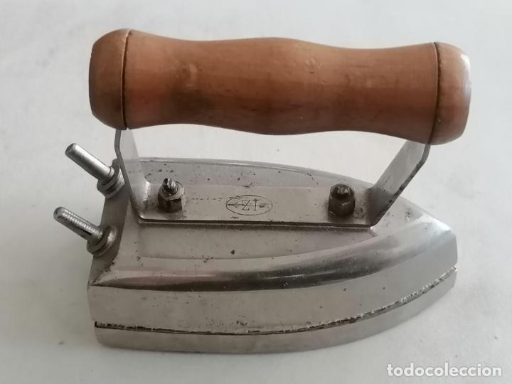 Antig&uuml;edades: PEQUE&Ntilde;A PLANCHA ELECTRICA - IZ - Foto 1