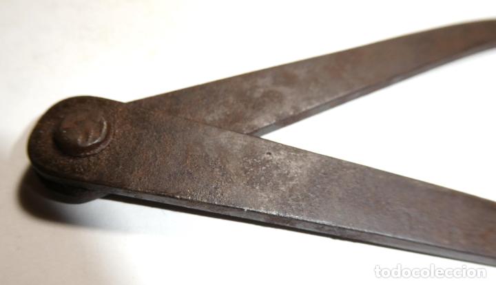 Antig&uuml;edades: Antiguo comp&aacute;s de calibre de forja antiguo - Foto 2