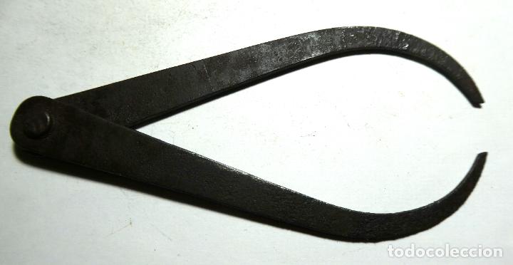 Antig&uuml;edades: Antiguo comp&aacute;s de calibre de forja antiguo - Foto 1