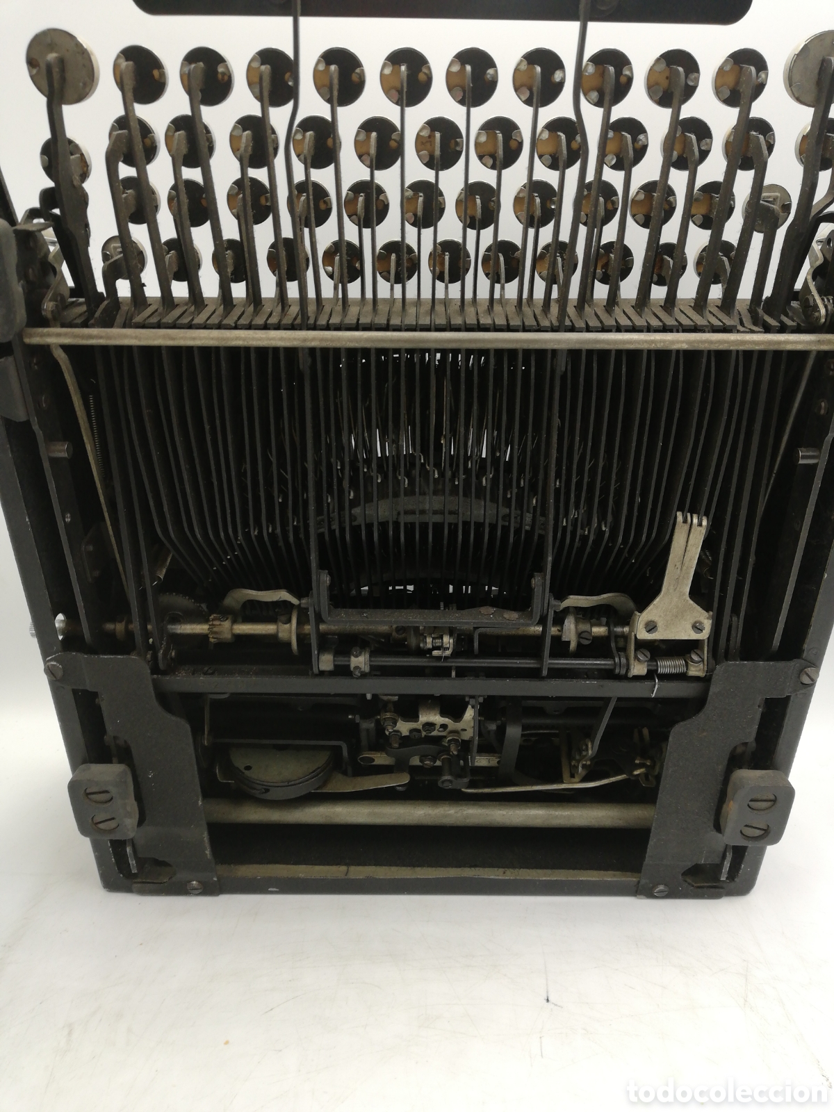 Máquina vintag de escribir de Olivetti Studio 46 con teclado español.