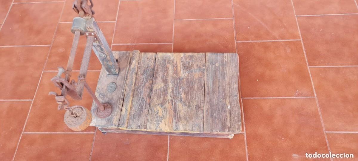 Antig&uuml;edades: Bascula de mostrador - Foto 3
