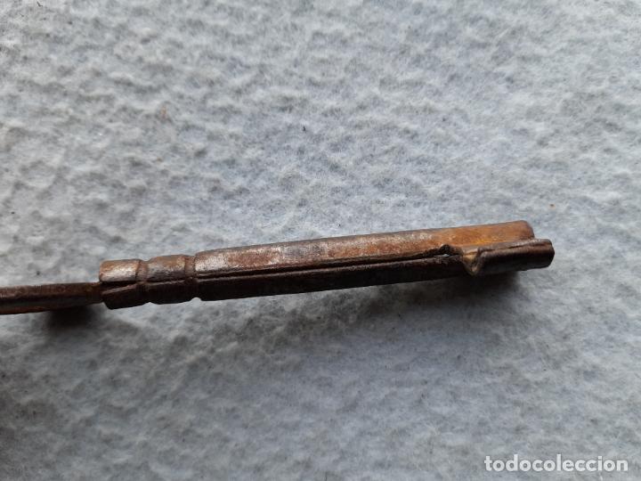 Antig&uuml;edades: Curiosa llave antigua de forja. - Foto 2